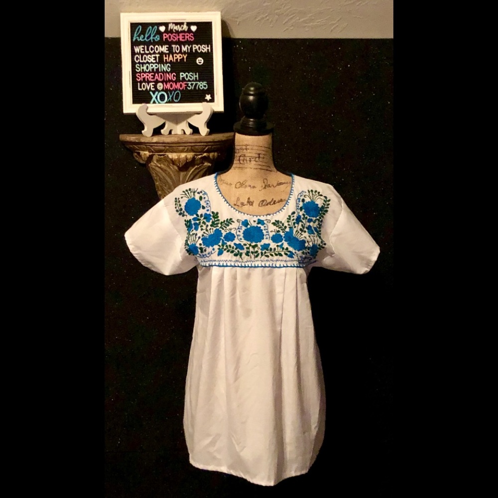 Women’s white with blue and green floral Blouse 💕